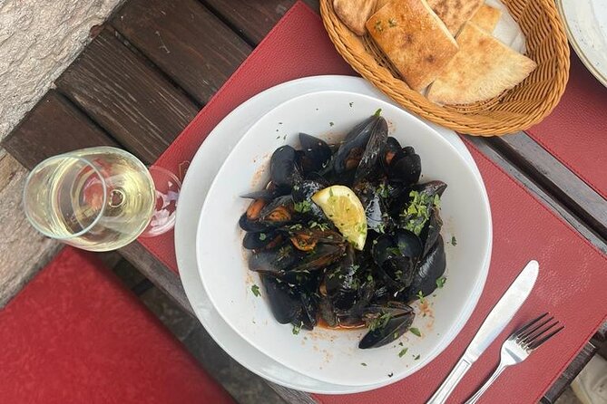 Private Walking tour with Wine and Food - A Montenegrin meal in Trg Sv. Tripuna