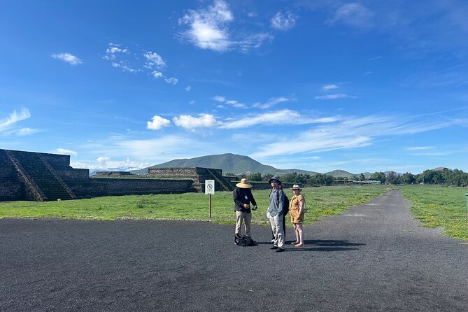 Pyramids of Teotihuacan Dawn (Tequila and Mezcal Tasting) - El Quetzal Artesanias and the tasting stop