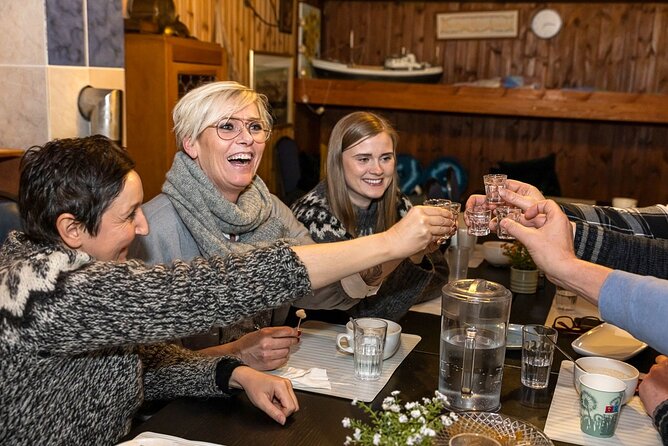 Reykjavik Food Lovers Tour - Icelandic Traditional Food - The 1937 hot dog at Bæjarins Beztu Pylsur