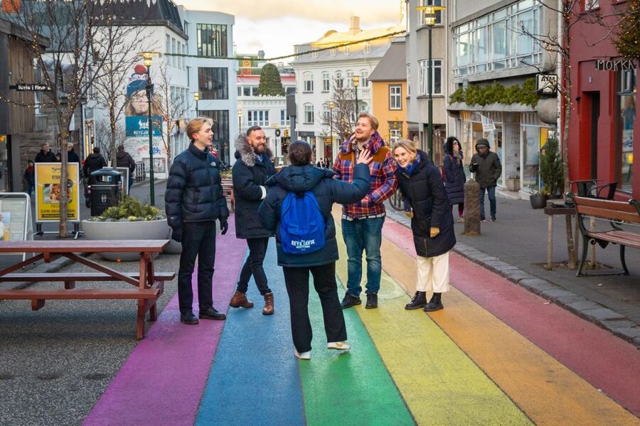 Reykjavik: Guided Foodie Walking Tour with 6 Tastings - Walking in Icelandic weather