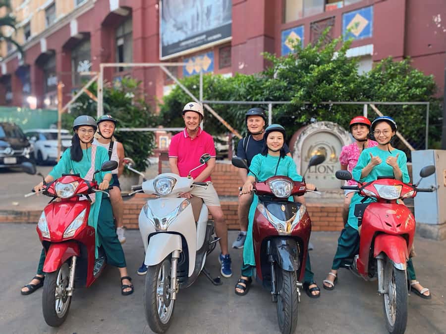 Saigon: Street Food Tasting & Sightseeing Tour by Motorbike - Why a scooter is the right way to see Saigon