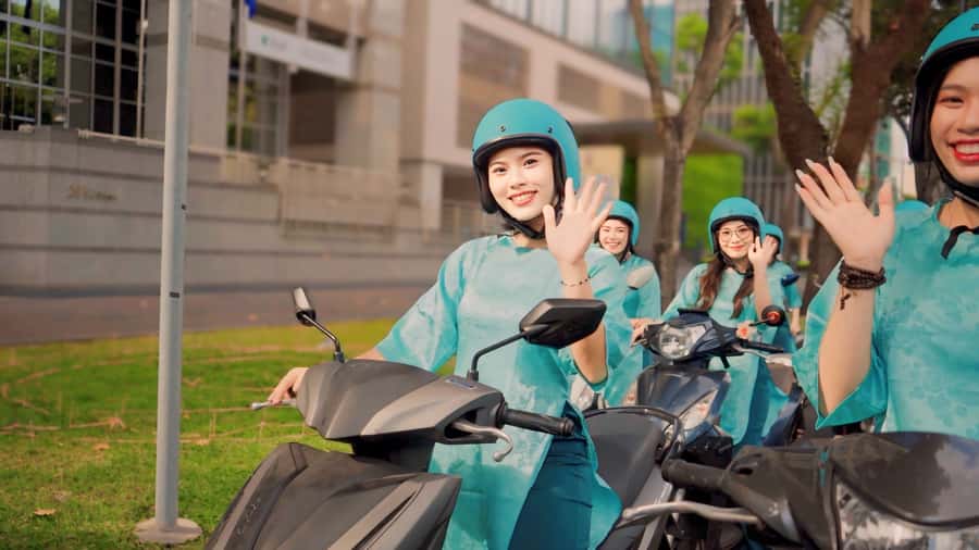 Saigon: Street Food Tasting & Sightseeing Tour by Motorbike - The first bowl: bún bò Huế in District 3