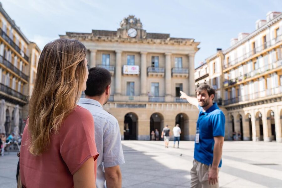 San Sebastian Food Tour: Pintxo Tasting Paired with Wines - Eight pintxos, with room for variety