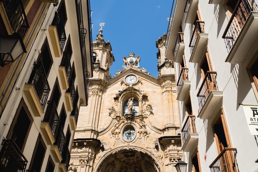 San Sebastian Food Tour: Pintxo Tasting Paired with Wines - Small groups and the social side of the evening