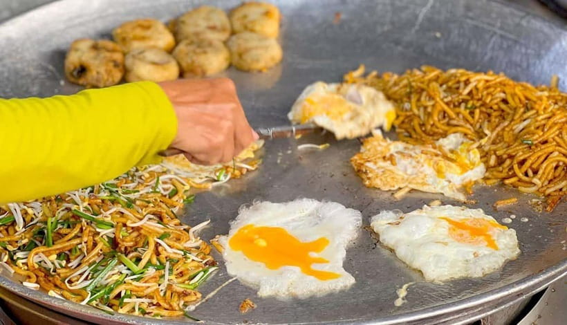 Siem Reap: Street Food Experience by Tuk-Tuk - Khmer jasmine noodles at Phum Num Banh Chok