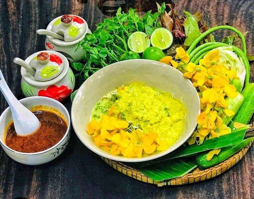 Siem Reap: Street Food Experience by Tuk-Tuk - Fried crickets, spiders, and other local snacks
