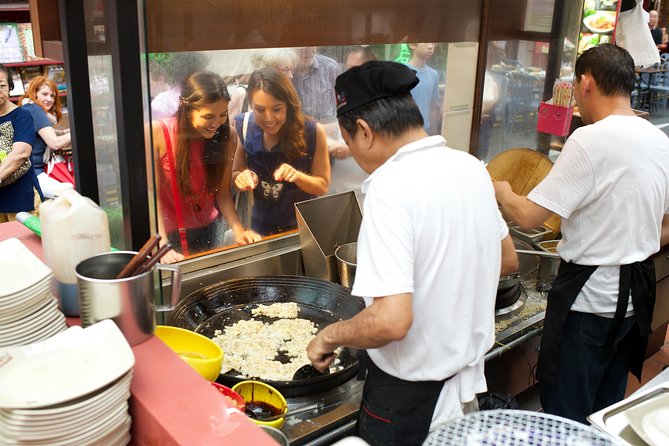 Small Group: Michelin and Local Hawker Food Tour with 9 tastings - Why this Chinatown food tour works