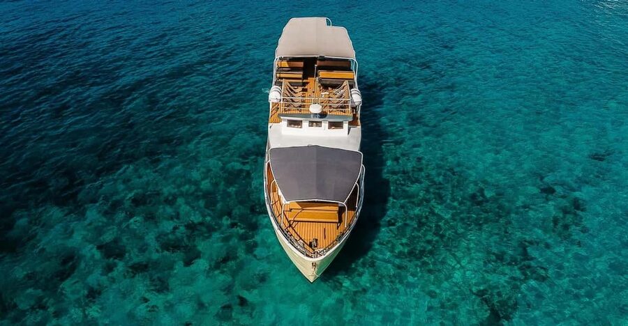 Split: Blue Lagoon and 3 Island Cruise with Food and Drinks - Šolta and the changing shipwreck stop