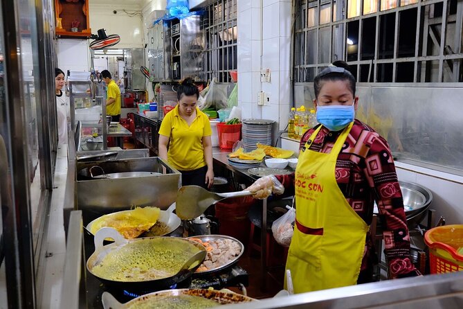 Super Niche Walking Street Food Tour in Ho Chi Minh City - Ho Thi Ky Flower Market: food beside the flower trade