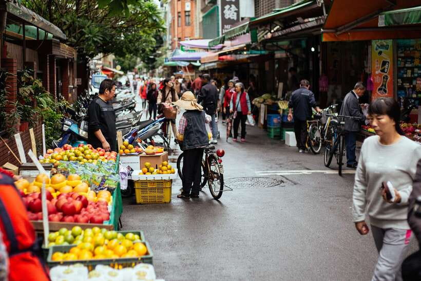 Taipei: Private Food Tour – 10 Tastings with Locals - Tea, sweets, and the ten-tasting question