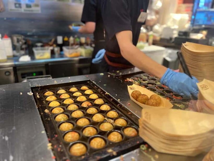 Tokyo: Shinjuku Food Tour (15 Dishes and 4 Eateries) - The guides make the difference