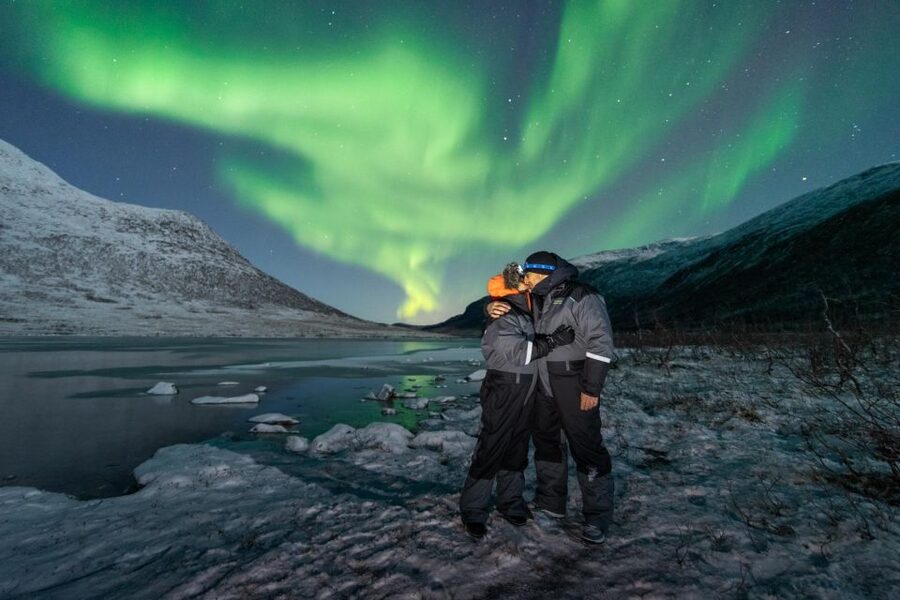 Tromsø: Northern Lights Hunt with Photos and Hot Food - Thermal suits, cameras, and the photo session