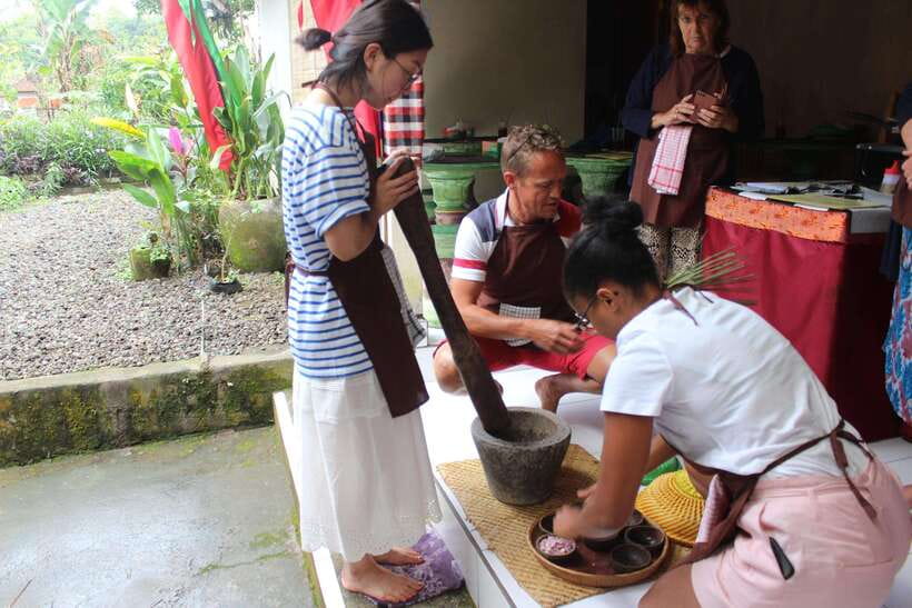 Ubud : Vegetarian & Vegan cooking class with market visit - Cooking eight Balinese vegetarian dishes