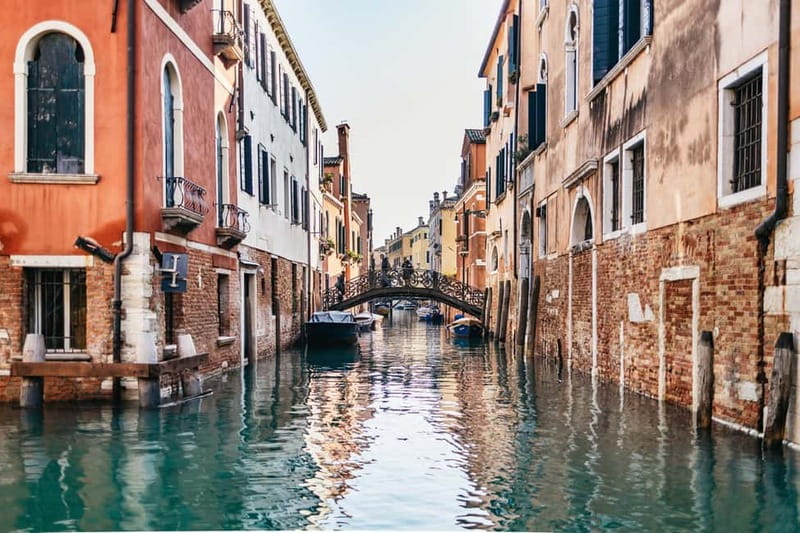 Venice: Eat Like a Local Food Tour with Wine & Spritz - Crossing the Grand Canal by traghetto