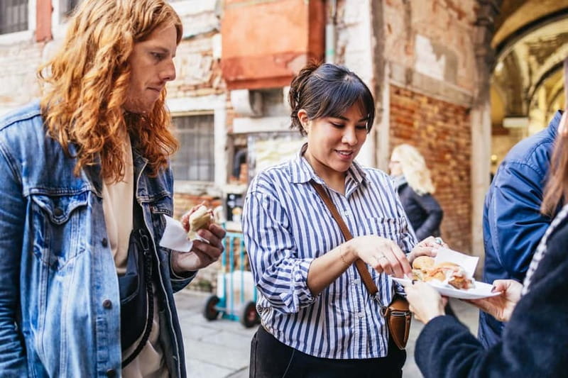 Venice: Eat Like a Local Food Tour with Wine & Spritz - Quiet lanes between the food stops