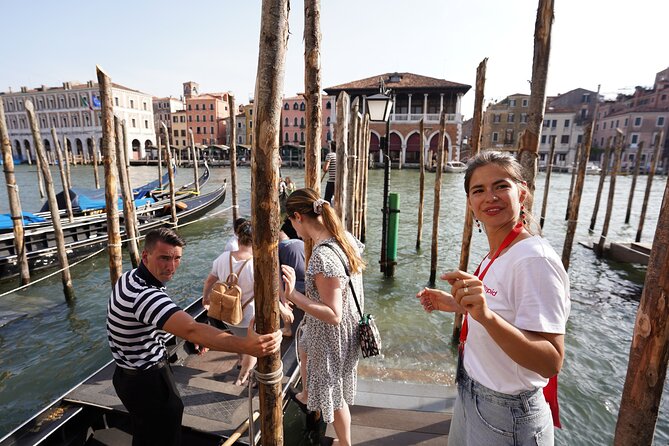 Venice Like a Local: Food, Wine & Spritz Tour with Traghetto Ride - Crossing the Grand Canal by traghetto