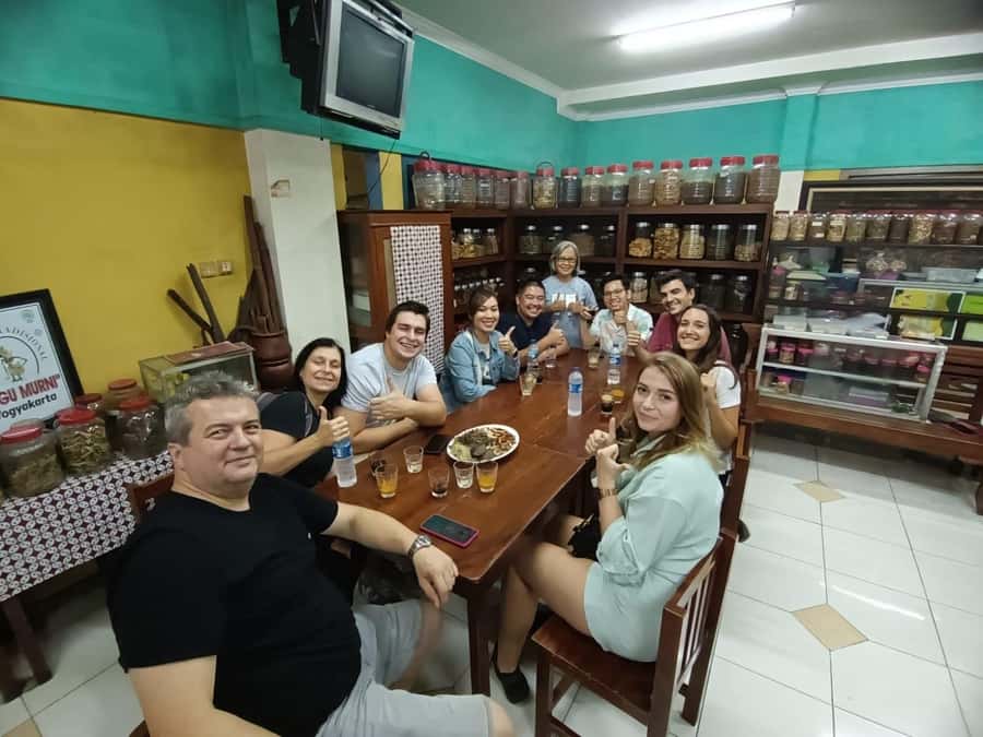 Yogyakarta: Nighttime Walk and Food Tour - What $17 really gets you