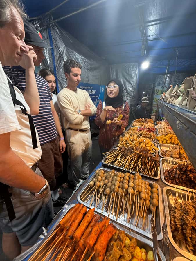 Yogyakarta: Nighttime Walk and Food Tour - Starting beneath Tugu Yogyakarta