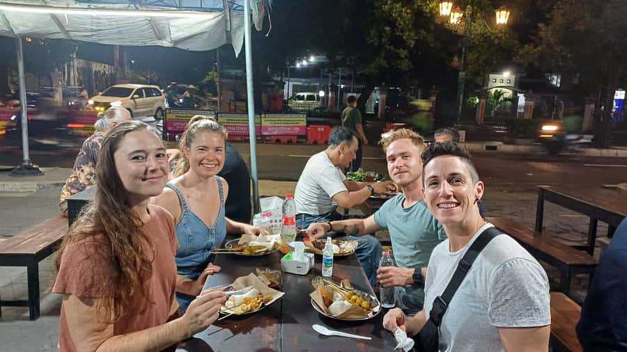 Yogyakarta: Nighttime Walk and Food Tour - Plengkung Wijilan and the first regional dishes