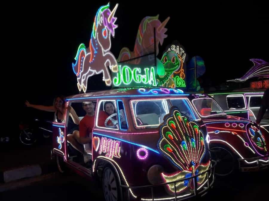 Yogyakarta: Nighttime Walk and Food Tour - A first ride through central Yogyakarta